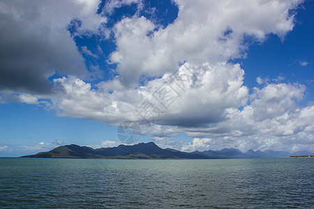 昆士兰州海滨传教团在美丽的夏日冷泉植物天际地景地平线沙地旅游业热带乌弗全景图片