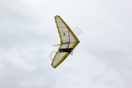 在澳洲新南威尔士州纽卡斯尔飞行的吊滑翔机运动活动航班肾上腺素空气旅行天空冒险爱好蓝色图片