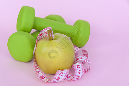 绿色苹果和粉红色背景的厘米测量胶带 运动 体育营养 健康饮食 饮食 文字空间 笑声仪器哑铃速度技术腰部活动图片