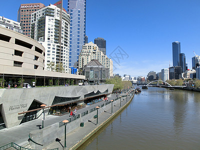 澳大利亚维多利亚州墨尔本Yarra河一景银行蓝色中心城市天空街道旅行树木办公室水路图片