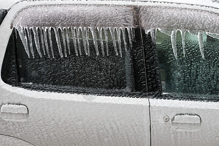 冰盖的车窗紧贴起来 冰封着冰和冰块 在冻雨后被冰覆盖交通雪花街道风暴城市旅行灾难场景层雪运输图片