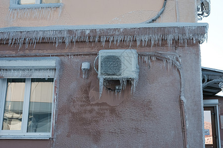 建筑物 墙壁和楼窗的空调机上盖有冰和冰块 加冰图片
