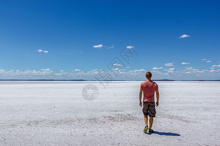 一个人在澳洲西部的盐湖上行走时男人精神享受成人太阳蓝色世界天空幸福假期图片