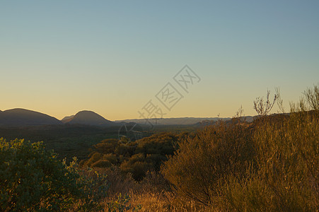 从澳大利亚西麦克唐纳国家公园外 索德山顶的日落景色探索冒险天空蓝色红色假期山顶远足者岩石中心图片