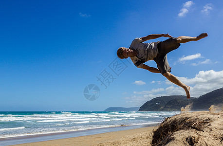 澳大利亚大大洋路 沙地上翻翻或擦落的年轻公园男子肖像图片