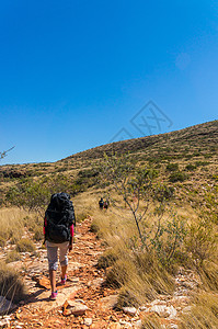 徒步旅行者前往澳大利亚中部爱丽丝泉外的桑德山山顶 西麦克唐纳国家公园 澳大利亚图片