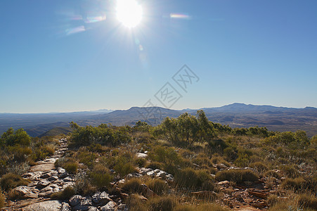 从澳大利亚西麦克唐纳国家公园 爱丽丝斯普林斯市外的索德山顶领土天空游客阳光爬坡探索假期红色岩石沙漠图片