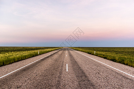 在美丽的日落之后 穿过澳洲的后门的道路图片