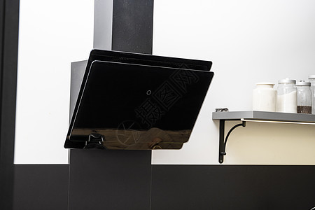 黑玻璃厨房的引擎盖 在现代有白墙的厨房里房子公寓奢华技术烹饪兜帽木头器具橱柜金属图片