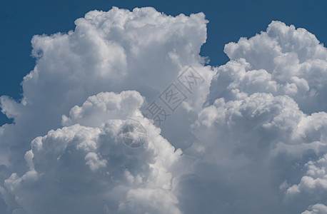 反对 sk 的白色蓬松大云天空阳光环境气象气氛自由空气气候天气晴天图片