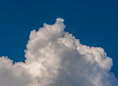 反对 sk 的白色蓬松大云自由空气气候气象气氛晴天阳光天气环境天空图片
