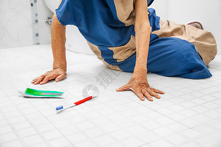 年长妇女因为滑地表面滑落在浴室摔倒摩擦拖鞋祖母病人房子老年退休保险骨科事故图片