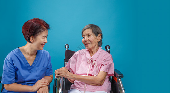 与照顾者交谈的年长妇女幸福女士疗养院母亲退休享受情感保健祖母父母卫生图片