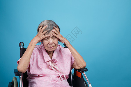 老年头小儿和米graines紧张治疗丛集性痛苦药物疼痛轮椅病人症状女性图片