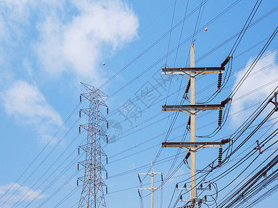 高压输电塔 在蓝色天空和白云上空有电线图片