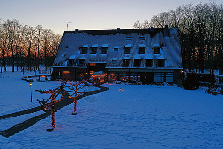 荷兰农村冬季传统雪地农舍 来自荷兰的农村地区 冬天小屋历史性建筑学场景农家农田房子村庄风景建筑图片