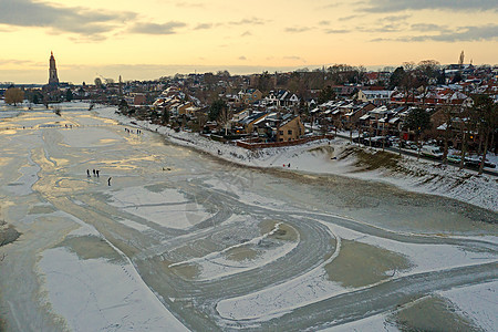 冬季从荷兰雪雪城市Rhenen的空中飞行水路农村村庄教会草地房子建筑场地季节城市图片