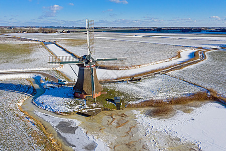 来自荷兰弗赖斯兰Hantum附近传统风车的空中飞机 在荷兰冬季一天图片