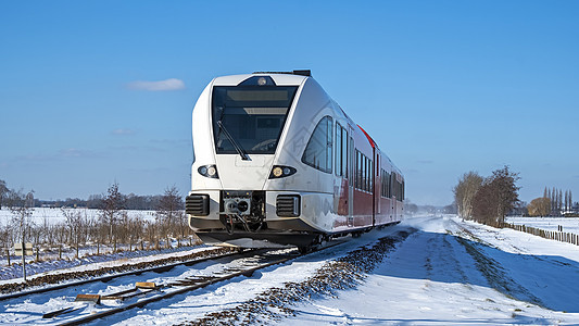 冬季从荷兰出发 在农村开火车去乘火车糖霜交通旅行驾驶白色天气运输铁路场地民众图片
