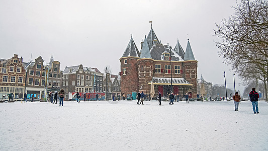 冬季荷兰阿姆斯特丹Nieuwmarkt传统积雪瓦格建筑图片