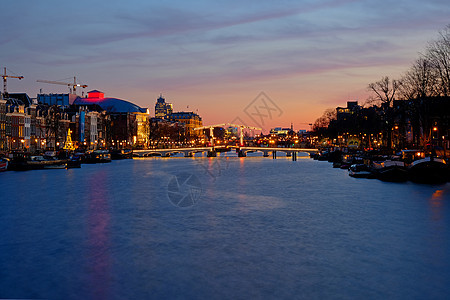 荷兰阿姆斯特丹Tyny桥 日落时在Amstel小桥旅行新娘游船建筑运输历史风光天空建筑学图片