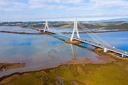 从葡萄牙阿尔加韦Portimao桥出发的空中飞机电缆地标天空天线季节城市交通街道基础设施旅行图片