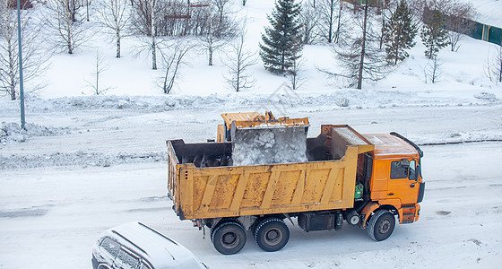 清扫和清理城市道路 以摆脱冬季的积雪天气机器推土机车轮服务司机工作卡车清洁工装载机图片