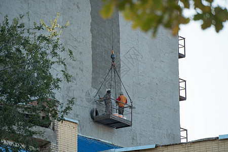 用起重机修理建筑物 摩天大楼或构筑物 多层住宅楼的维修 预制结构和产品图片