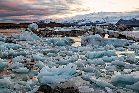 冰岛Jokulsarlon冰川环礁湖多彩的日落图片