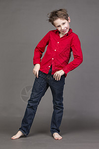 穿红衬衫的帅男孩 穿着灰色背面的牛仔裤男性喜悦造型赤脚乐趣童年情感青年微笑试验图片