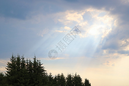 雨后在乌云后面闪耀着光芒阳光天气风景天空日落白色蓝色云景多云天堂图片