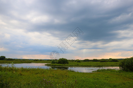 傍晚的乡村小河中游村庄日落土地天线森林蓝色农村场地场景风景图片