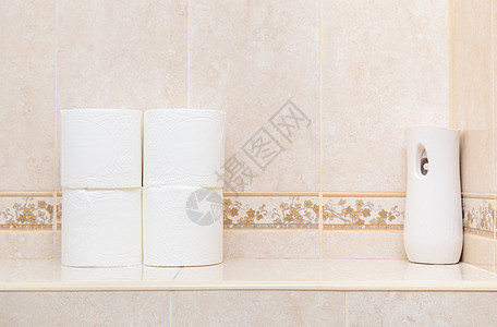 洗手间架上有白色卫生纸和空气清新剂化学品气味喷雾器香气卫生间回收气体柔软度厕所洗手间图片