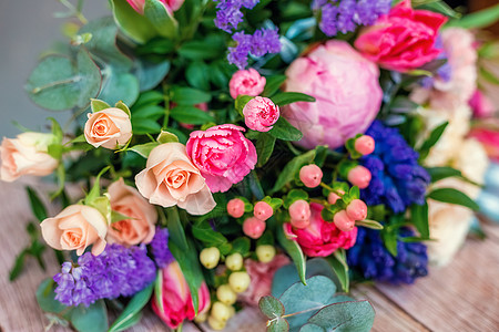 近距离看一束美丽的花束 木制桌子上混合的花朵市场送货植物学礼物商城郁金香包装绣球花花瓣植物群图片