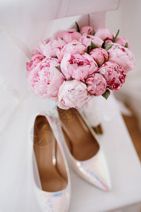 新娘的新婚鞋 美丽的时装奢华婚礼已婚仪式蕾丝配饰花束魅力裙子女孩图片