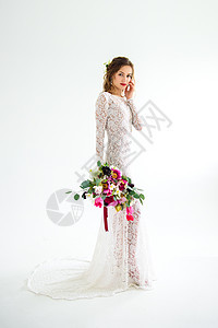 穿着白编织的白衣服 带着一束花朵装扮的欢乐女新娘动力学乡村花束白色喜悦裙子姿势粉色地面红色图片