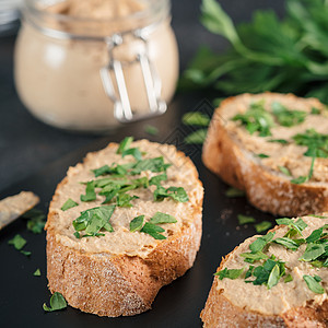面包上自制火鸡梨饼干食物猪肉桌子早餐草本植物陶罐香菜木板鸭子图片