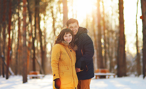 夫妻在森林中散步的年轻种族间 笑着一对夫妇的温暖冬天肖像混血森林恋人女朋友拥抱女性男性丈夫幸福妻子背景