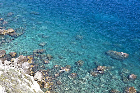 海上岩石的鸟瞰图 从上面看到的海底概览 透明的水热带淡水背光假期反射盐水石头旅行蓝色海岸图片