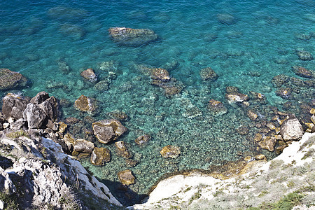 海上岩石的鸟瞰图 从上面看到的海底概览 透明的水蓝色海岸液体旅行假期石头鹅卵石盐水背光海藻图片