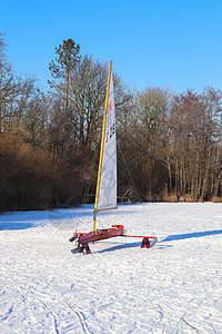 冰船选手准备在冰冻湖上搭便车气候日落旅游太阳速度蓝色风景阳光季节反射图片