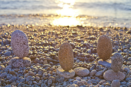美丽的海景 以温和的日落光照耀着大石头海岸的惊人景象天堂海滩平衡太阳岩石阳光橙子蓝色海浪支撑图片