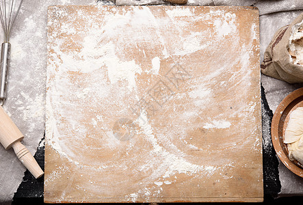白面面粉 木滚针和桌子上的旧切割板图片