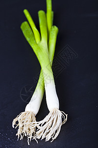 湿黑色背景的新鲜有机绿色洋葱白色叶子饮食团体香葱蔬菜食物植物图片