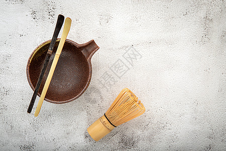 Matcha在白混凝土背景上设置了竹火柴和沙沙库茶壶 马查陶瓷碗花草饮料文化营养冥想治疗药品排毒仪式绿茶图片