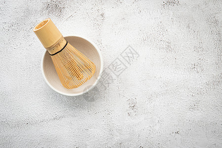 Matcha在白混凝土背景上设置了竹火柴和沙沙库茶壶 马查陶瓷碗营养抹茶杯子美食制品仪式绿茶竹子芳香粉末图片