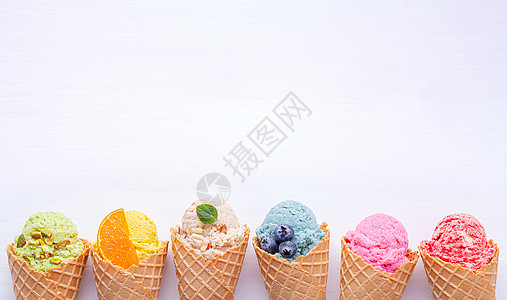 各种冰淇淋口味的锥体蓝莓 草莓 开心果 杏仁 橙子和樱桃设置在白色木制背景上 夏季和甜蜜的菜单概念营养食物味道晶圆小吃面包情调热图片