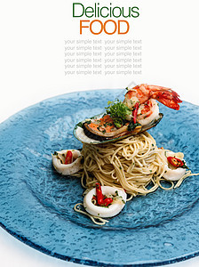 意大利菜意大利面条和海鲜午餐盘子蔬菜沙拉乌贼贝类胡椒大虾食物叶子图片