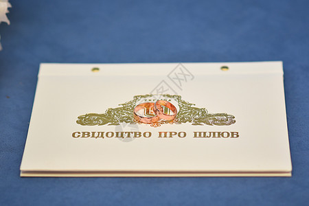 结婚证上有两个结婚戒指 用乌克兰语写成的婚戒背景图片