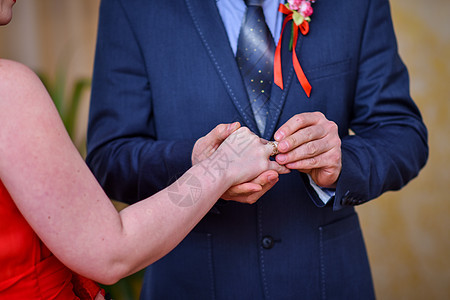 新郎把新娘的结婚戒指戴上了图片